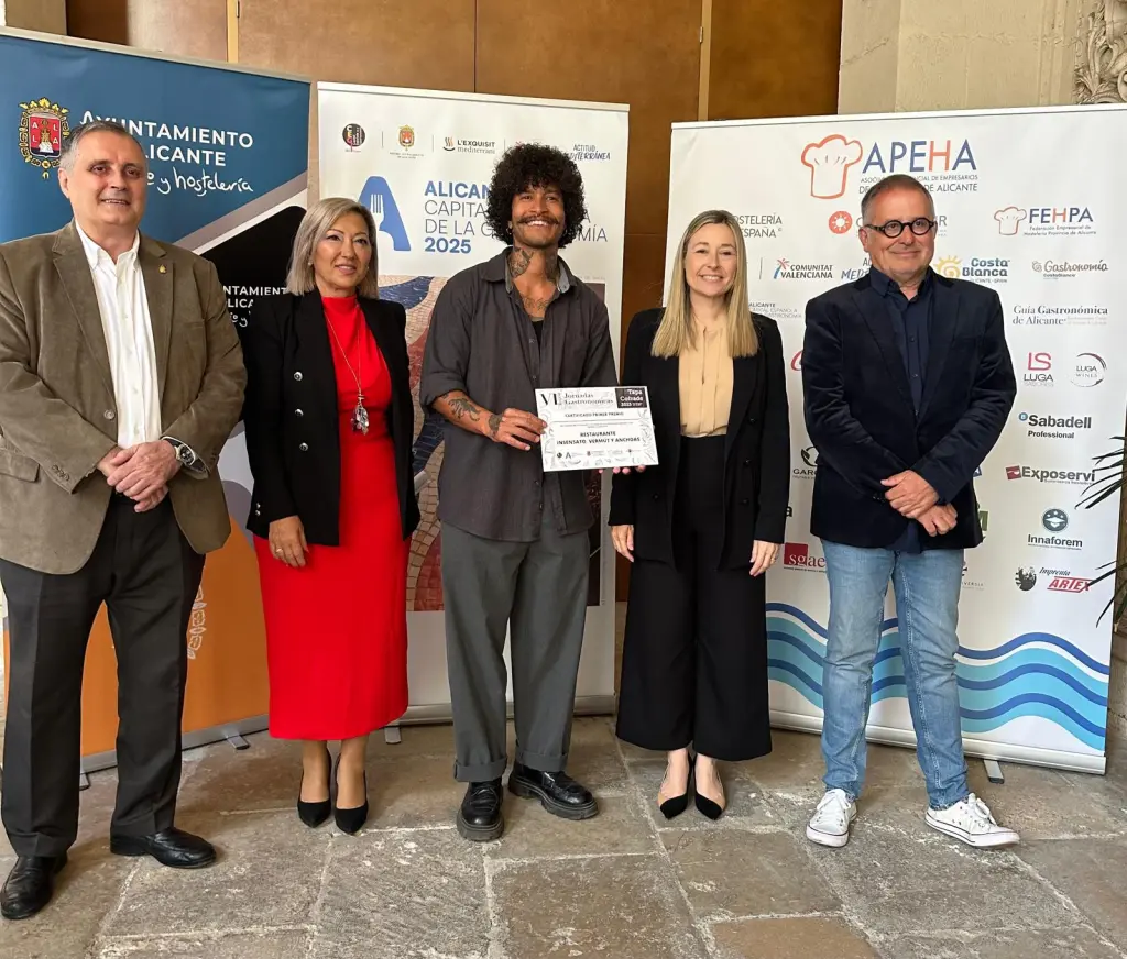 El Tríptico de anchoas, del ‘Insensato Vermú’, consigue el primer premio de la Tapa Cofrade de Alicante 2025